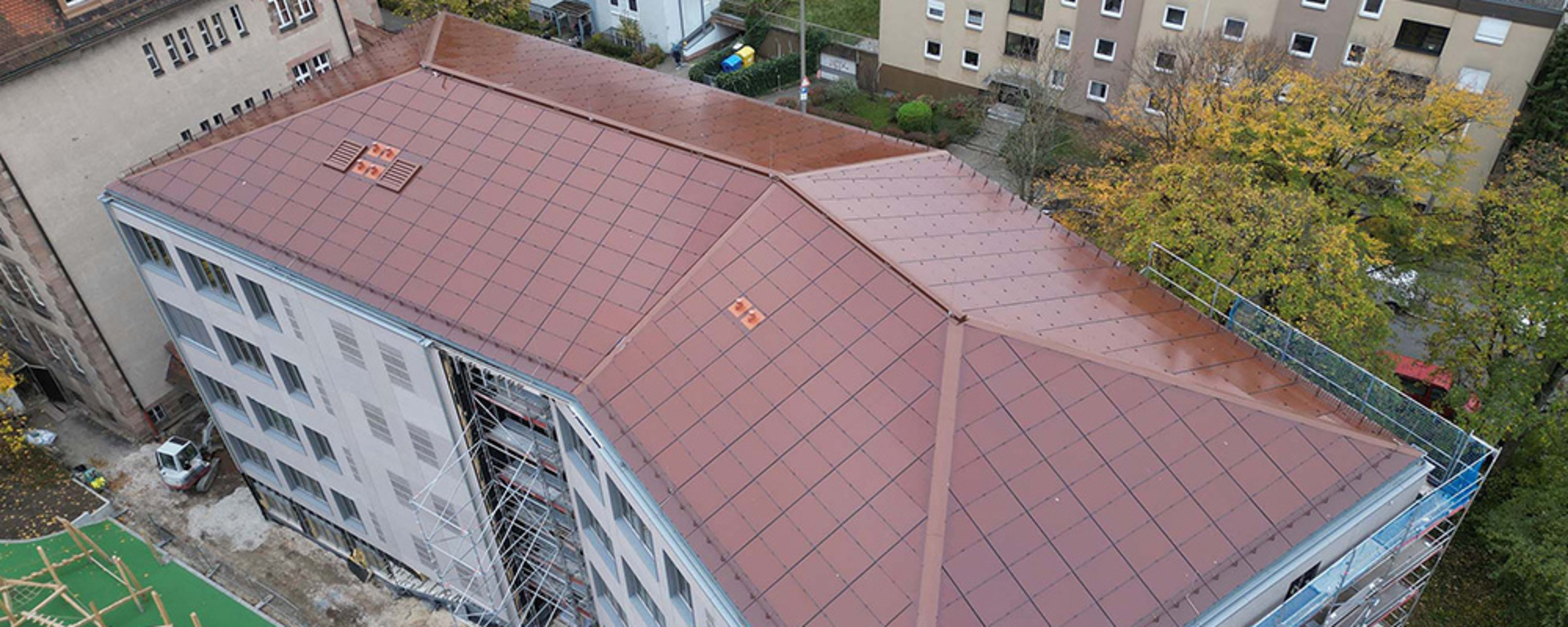 Rote PV-Module und Solardächer bei EnergyVision GmbH in Cham